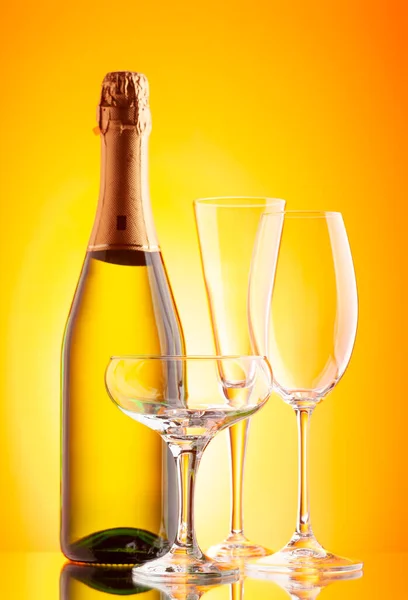 Três Taças Champanhe Uma Garrafa Vinho Espumante Sobre Fundo Amarelo — Fotografia de Stock