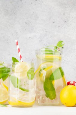 Limonlu ev yapımı limonata sürahi ve cam kavanozda nane şekeri.