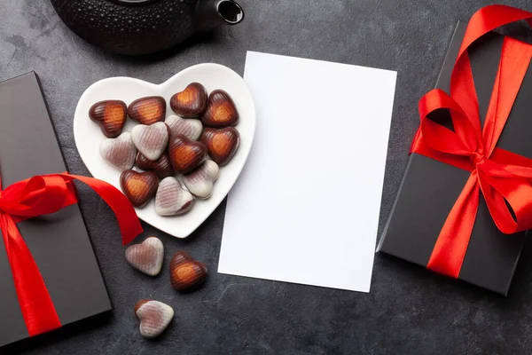 情人节心形巧克力糖果和礼品盒 顶部的平面放置着空白的问候卡 以感谢你的问候 — 图库照片