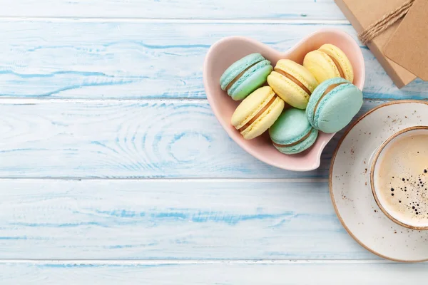 Macarons Faits Maison Dans Bol Forme Coeur Une Tasse Café — Photo