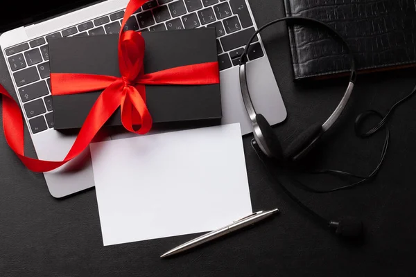 Presentförpackning Över Laptop Kontorsbord Ovanifrån Platt Låg Med Tomma Hälsningskort — Stockfoto