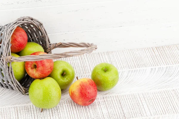 木のテーブルの上のバスケットに新鮮な熟したリンゴ 赤と緑のリンゴの果物 コピースペース付き — ストック写真