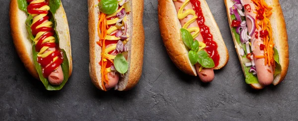 Különböző Hot Dog Zöldségekkel Salátával Fűszerekkel Alapon Top View Lapos — Stock Fotó