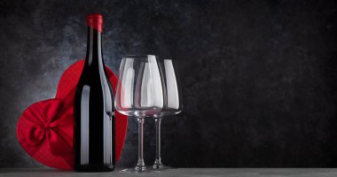 Sevgililer Günü hediye kutusu ve kırmızı şarap şişesi. Selamlarınız için yer var.