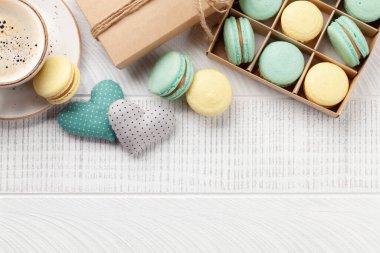 Hediye kutusu ve kahve fincanında ev yapımı kurabiyeler. Üst görünüm düzlüğü kopyalama alanı ile yatıyordu. Sevgililer Günü