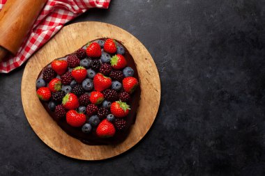 Kalp şeklinde böğürtlenli tatlı kek. Sevgililer Günü tebrik kartı. Üst görünüm düzlüğü kopyalama alanı ile yatıyordu