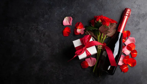 Пляшка Червоного Вина Пелюстки Троянд Вітальна Листівка День Святого Валентина — стокове фото