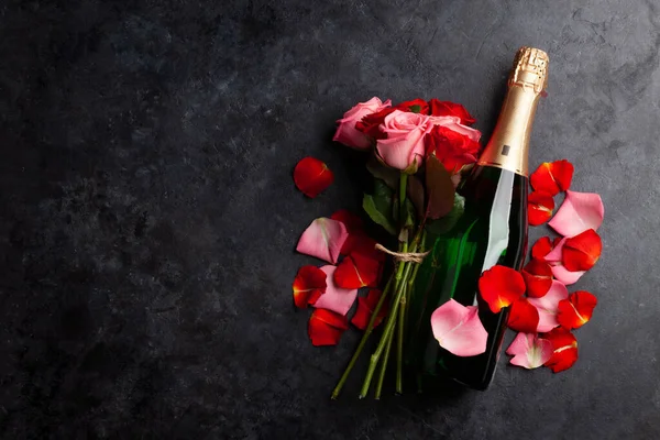 Champagne Flaska Och Ros Blomblad Alla Hjärtans Dag Gratulationskort Med — Stockfoto