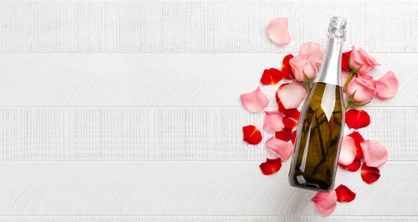 シャンパンボトルとバラの花びら 挨拶のためのスペース付きバレンタインデーグリーティングカード 最上階平面 — ストック写真
