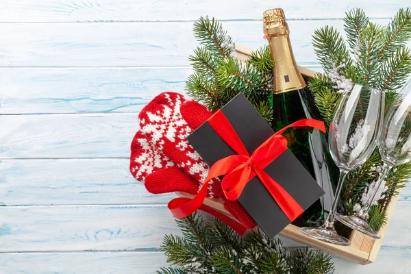 クリスマスギフトボックスとシャンパンボトル トップビューフラットレイアウトあなたの挨拶のためのスペース — ストック写真