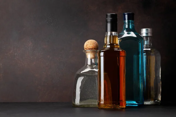 Διάφορα Σκληρά Μπουκάλια Αλκοόλ Τζιν Βότκα Τεκίλα Και Ουίσκι Μπροστά — Φωτογραφία Αρχείου