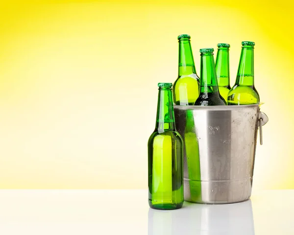 Botellas Cerveza Cubo Hielo Sobre Fondo Amarillo Con Espacio Copia — Foto de Stock