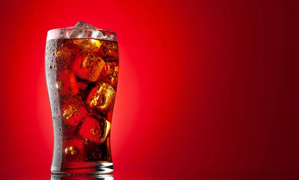 Cola Med Färsk Kall Söt Dryck Med Isbitar Över Röd — Stockfoto