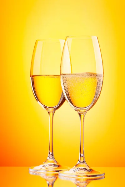 Twee Champagneglazen Gele Achtergrond — Stockfoto