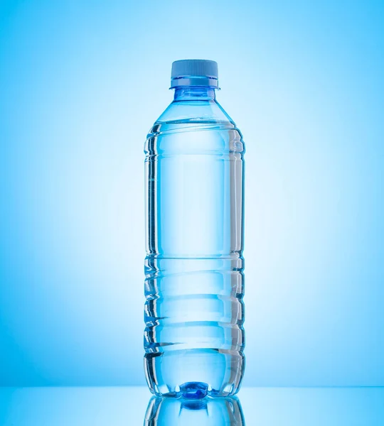 Plast Vattenflaska Över Blå Bakgrund — Stockfoto