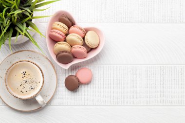 Ev yapımı kurabiye ve kahve fincanı. Üst görünüm düzlüğü kopyalama alanı ile yatıyordu. Sevgililer Günü