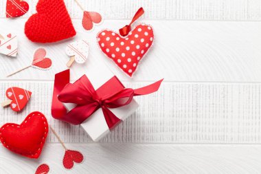 Sevgililer günü kalp dekoru ve tahta arka planda hediye kutusu. Tebrik etmek için en üstteki dairede yer var.