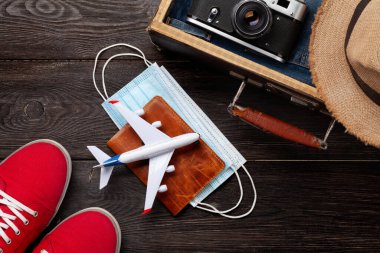 Seyahat ve tatil konsepti. Eşyaları ve kıyafetleri olan bir valiz. Üst görünüm düzlüğü kopyalama alanı ile yatıyordu