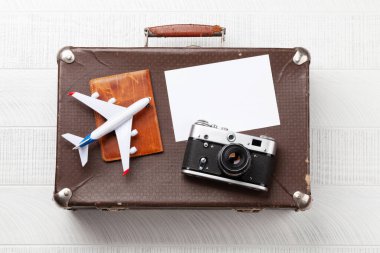 Seyahat ve tatil konsepti. Eşyaları ve kıyafetleri olan bir valiz. Üst görünüm düz boş kart ya da fotoğraf ile yatıyordu