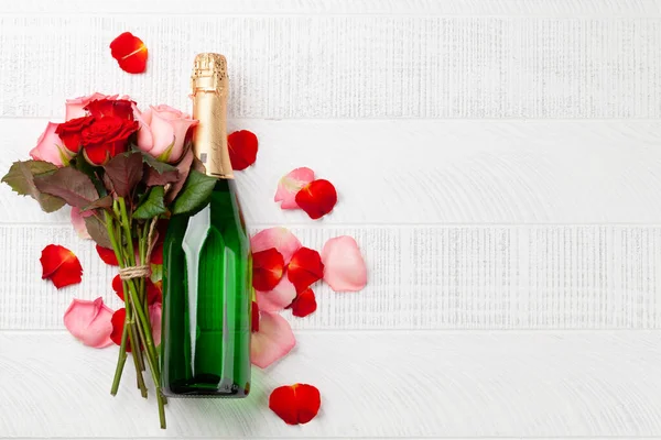 Бутылка Шампанского Цветы Розы Открытки День Святого Валентина Местом Поздравлений — стоковое фото