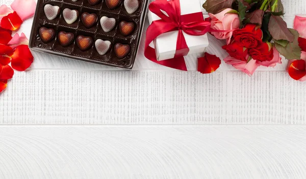 Růžové Květiny Čokoláda Tvaru Srdce Valentýn Přání Dárkovou Krabicí Prostor — Stock fotografie