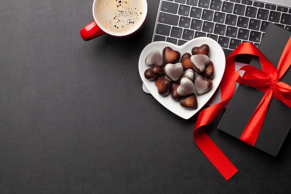 Presentask Och Choklad Hjärta Sötsaker Över Laptop Skrivbordet Ovanifrån Platt — Stockfoto