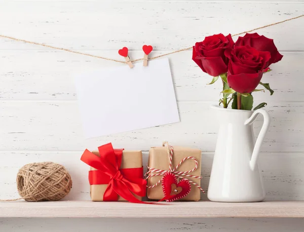 情人节贺卡 上面有玫瑰花和白色木制背景的礼品盒 有空间迎接你的问候 — 图库照片