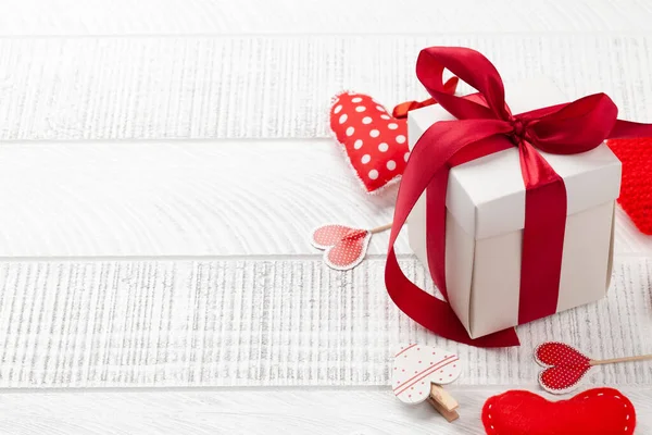 Valentijnsdag Hart Decor Geschenkdoos Houten Achtergrond Met Ruimte Voor Groeten — Stockfoto
