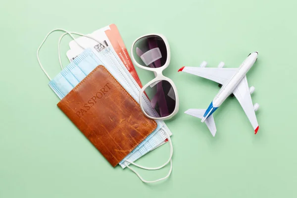 Concepto Viaje Vacaciones Accesorios Artículos Viaje Juguete Avión Sobre Pasaporte — Foto de Stock