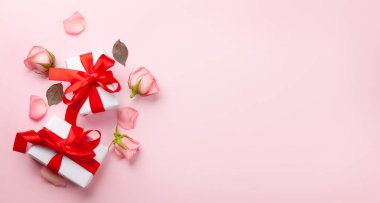 Hediye kutuları ve gül çiçekleri. Sevgililer Günü tebrik kartı. Selamlarınız için yer var. Üst görünüm düzlüğü