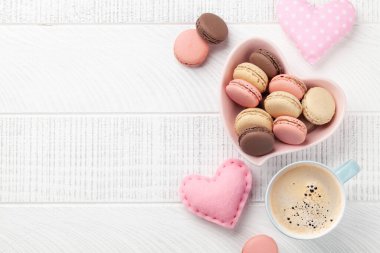 Ev yapımı kurabiye ve kahve fincanı. Üst görünüm düzlüğü kopyalama alanı ile yatıyordu. Sevgililer Günü