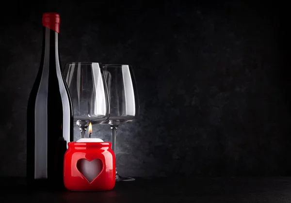 Ημέρα Του Αγίου Βαλεντίνου Καύση Κερί Και Κόκκινο Μπουκάλι Κρασί — Φωτογραφία Αρχείου