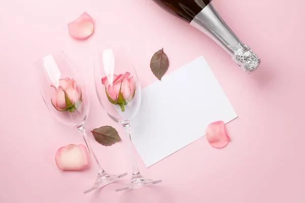 バラの花とシャンパングラス 挨拶のためのスペース付きバレンタインデーグリーティングカード 最上階平面 — ストック写真