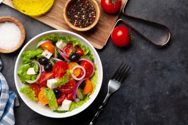 Taze sebzeli klasik Yunan salatası. Üst görünüm düzlüğü kopyalama alanı ile yatıyordu