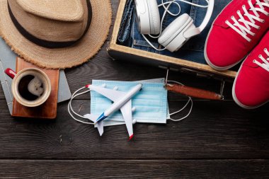 Seyahat ve tatil konsepti. Eşyaları ve kıyafetleri olan bir valiz. Üst görünüm düzlüğü kopyalama alanı ile yatıyordu