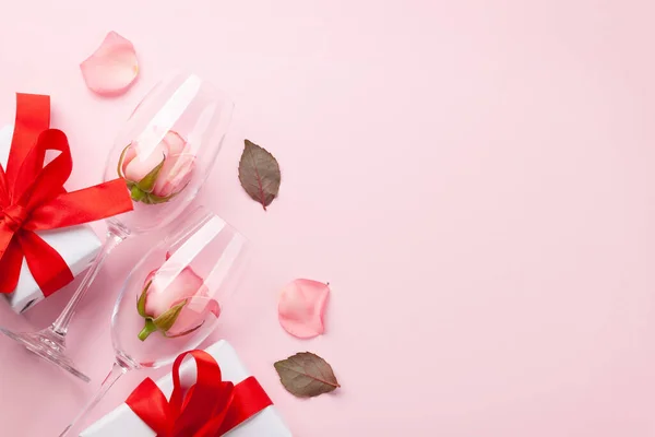 Champagnergläser Geschenkbox Und Rosenblütenblätter Valentinstag Grußkarte Mit Platz Für Ihre — Stockfoto