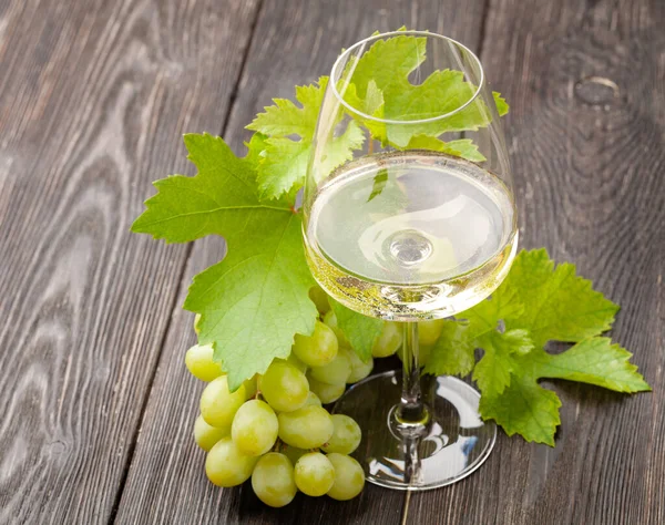Witte Wijnglas Witte Druiven Houten Tafel — Stockfoto
