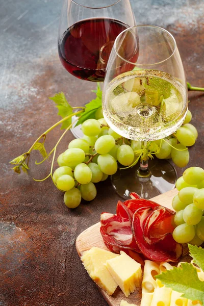 Witte Rode Wijnglazen Druiven Voorgerecht Met Kaas Prosciutto — Stockfoto