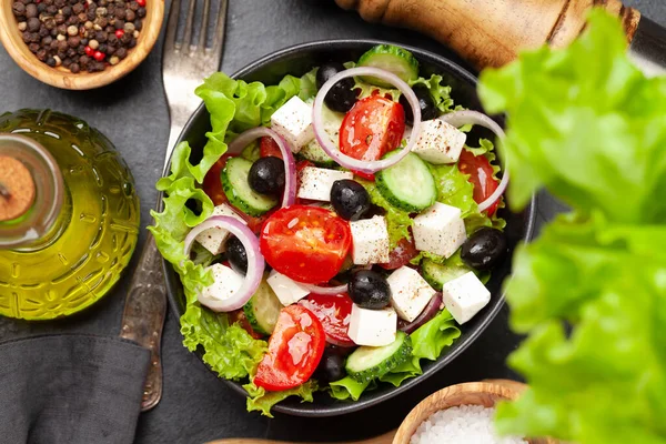 Klassisk Grekisk Sallad Med Färska Trädgårdsgrönsaker Ovanifrån Platt Låg — Stockfoto