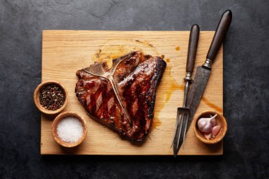 Izgara biftekli biftek. Bitki ve baharatlı biftek. Üst görünüm düzlüğü