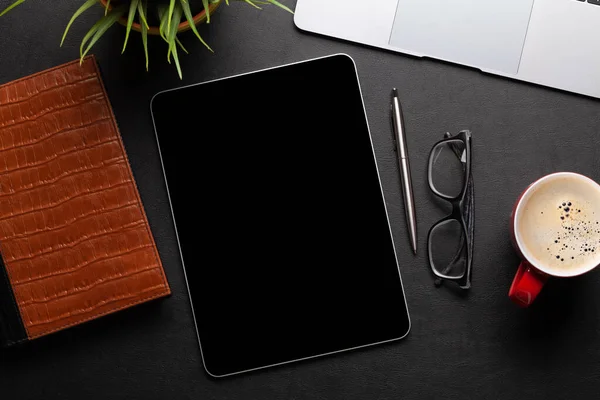 Tablet Blank Screen Office Supplies Desk Top View Flat Lay — Fotografia de Stock