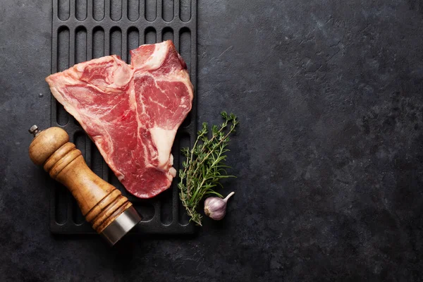 Porterhouse Bone Rauwe Biefstuk Met Kruiden Specerijen Boven Grill Bovenaanzicht — Stockfoto