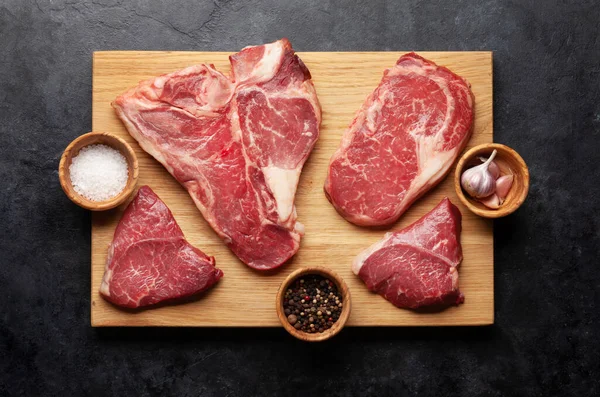Various Raw Beef Steaks Cutting Board Top View Flat Lay — Stockfoto