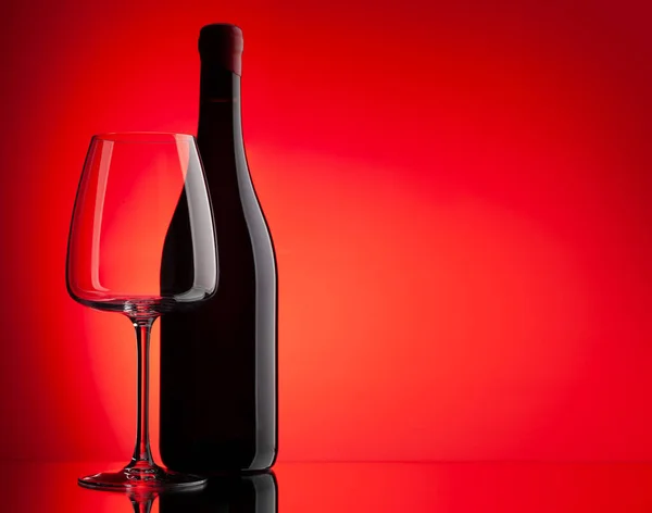 Copo Vinho Tinto Garrafa Sobre Fundo Vermelho Com Espaço Cópia — Fotografia de Stock