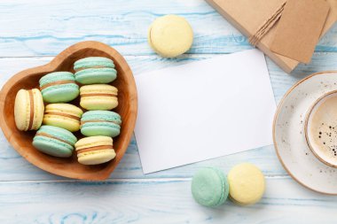 Hediye kutusu ve kahve fincanında ev yapımı kurabiyeler. Tebrik etmek için boş kartla en üstteki daireye uzan. Sevgililer Günü