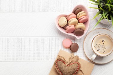 Ev yapımı kurabiye ve kahve fincanı. Üst görünüm düzlüğü kopyalama alanı ile yatıyordu. Sevgililer Günü