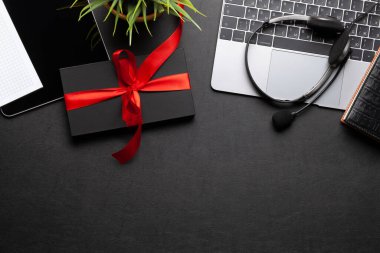 Hediye kutusu ofis masasının üstünde. Üst görünüm düzlüğü kopyalama alanı ile yatıyordu. Çevrimiçi alışveriş kavramı