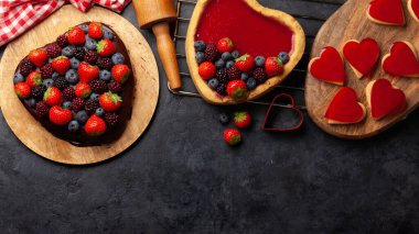 Kalp şeklinde böğürtlenli tatlı kek. Sevgililer Günü tebrik kartı. Üst görünüm düzlüğü kopyalama alanı ile yatıyordu