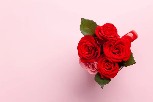 Квіти Троянд Кавовій Чашці Пелюстках День Святого Валентина Вітальна Листівка — стокове фото