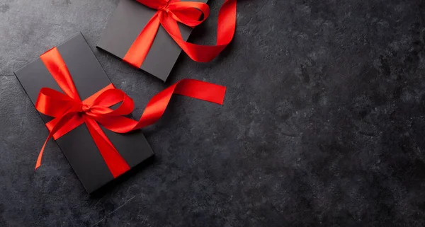 Dos Cajas Regalo Negras Con Cinta Roja Sobre Fondo Piedra —  Fotos de Stock